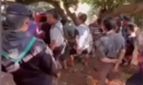 Clip: Tài xế ngủ gật lái ô tô lao xuống vực, 3 người tử vong
