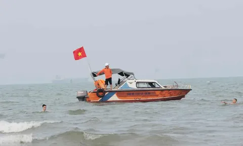 Thương tâm: Đôi nam nữ để lại ô tô trên bờ, xuống tắm biển Cửa Lò thì đuối nước tử vong