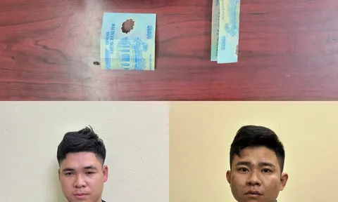 Đột nhập quán karaoke lúc rạng sáng, bắt quả tang 2 gã trai với cô gái 17 tuổi đang trong 1 "cuộc vui"