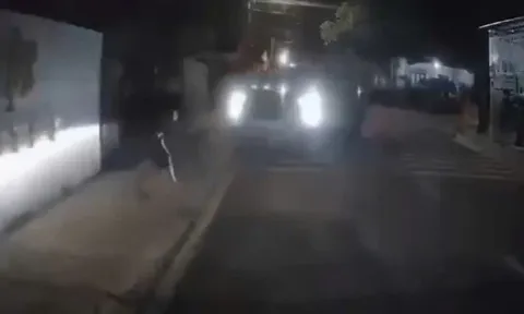 Tài xế hai lần lao xe bán tải lên vỉa hè tông người: Hé lộ danh tính và mâu thuẫn từ quán karaoke