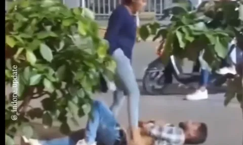 Clip: Bắt quả tang chồng ngoại tình, người vợ không ngại "tung chưởng", xé toang quần áo chồng ngay giữa đường vì quá uất ức