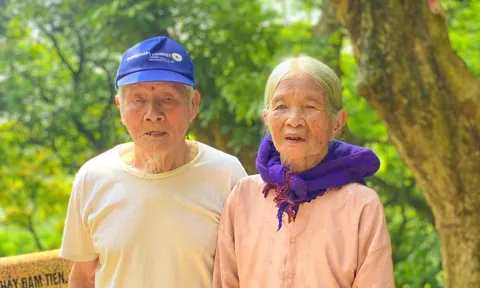 Clip: Cụ bà 93 tuổi ở Hà Nội trèo cổng đi tìm chồng