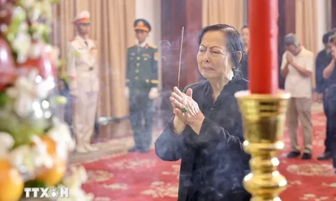 Dòng người xúc động đến viếng nguyên Chủ tịch nước Trần Đức Lương