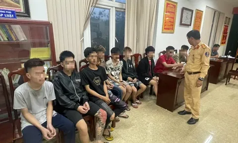 Tạm giữ 11 "quái xế" cầm dao, súng ná cao su náo loạn đường phố Huế