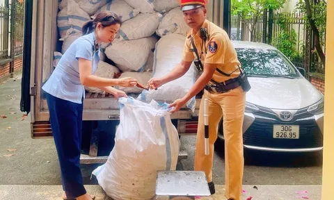 Bí mật khủng khiếp bên trong chiếc xe tải, 1,4 tấn chân gà đã qua sơ chế không rõ nguồn gốc trên đường về Hà Nội tiêu thụ