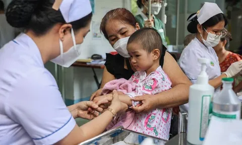 Người dân đi khám chữa bệnh bảo hiểm y tế như thế nào khi ngừng cấp thẻ BHYT giấy?