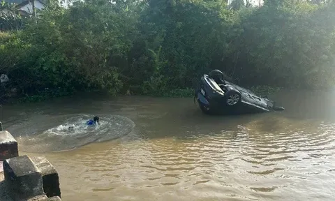 Hai ông cháu ngồi trong chiếc ô tô lao thẳng xuống sông, cháu ngoại mới 30 tháng tuổi