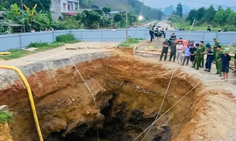 Clip: Khoảnh khắc cuối cùng từ camera nhà dân ghi lại về người đi xe máy trước khi lao xuống “hố tử thần”