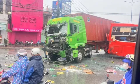 Clip: Xe khách và container va chạm giữa lúc trời mưa lớn, ít nhất 5 người bị thương - nhìn hiện trường mà bàng hoàng