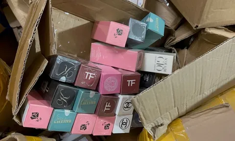Đột kích kho nước hoa nghi giả Chanel, Dior ngay giữa phố cổ Hà Nội: Hành động gây chú ý của chủ cơ sở kinh doanh