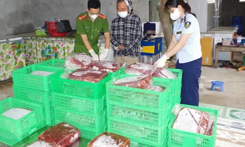 Phát hiện hơn 1,2 tấn gan gà, lòng lợn chảy nước, bốc mùi ôi thiu: Chủ cơ sở tiết lộ hãi hùng