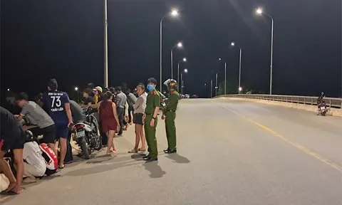 Hàng chục người tìm kiếm thanh niên nghi nhảy cầu