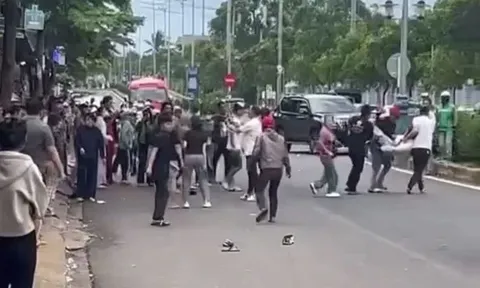 Hỗn chiến trước cổng bệnh viện, 2 người nhập viện