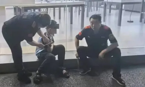 Cậu bé nghiện điện thoại bị bố đánh liền bỏ nhà đi, 2 ngày sau ông bố chỉ biết ôm mặt hối hận