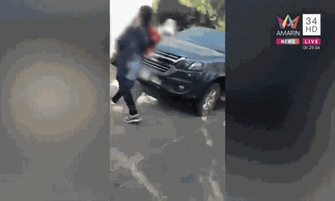 Đánh ghen náo loạn, vợ giằng co không cho chồng lái xe đi cùng nhân tình, thái độ của tiểu tam mới đáng chú ý