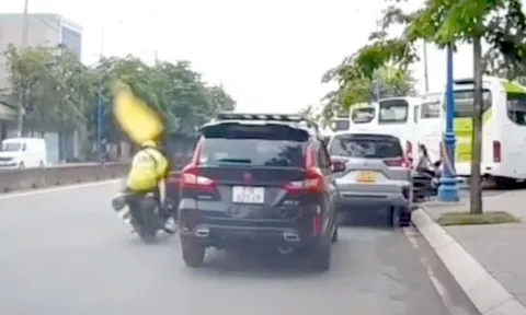 Tài xế ô tô mở cửa gây tai nạn còn đòi bồi thường 3 triệu đồng: Cái giá của "ngông cuồng" là bao nhiêu?