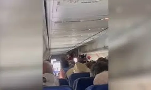 Nam tiếp viên khỏa thân "bay" trên độ cao 11.000m ngay tại khoang thương gia: Điều bất thường nằm ở ít phút trước đó