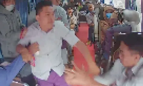 Đang lái xe, tài xế bị tài xế khác hành hung trên ghế lái: Camera ghi lại gì?