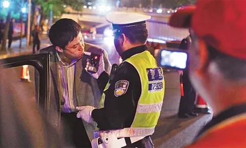 “Tôi uống khi đã xuống xe” - tài xế lôi chai rượu vang trắng từ cốp ô tô ra, ừng ực uống cạn trước mặt cảnh sát