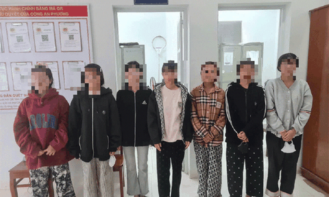 Nhóm thiếu nữ dùng cây chích điện để hành hung bạn đã lộ diện