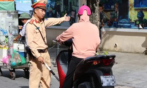 Nữ tài xế cố tình đi ngược chiều, trả lời 1 câu khiến cảnh sát "đứng hình" vì quá ngông nghênh