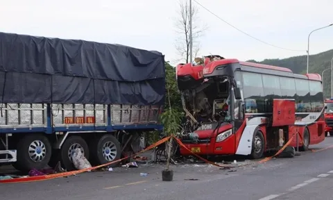 Xe khách tông xe tải đang lùi khiến phụ xe tử vong và nhiều người bị thường: Nhìn ảnh hiện trường mà muốn rụng rời