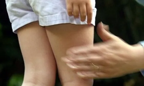 Thỏa thuận giá mua bán dâm 1 triệu đồng với nữ nhân viên quán karaoke chưa đủ 16 tuổi, cái chết của người bạn "tố" tội ác tày trời