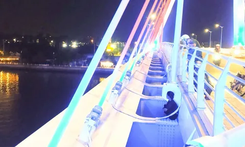 Sự thật bất ngờ gây ức chế về cô gái ôm gương mặt buồn thảm đòi nhảy cầu khắp miền Tây