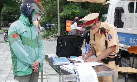 Bị phạt 5 triệu đồng, trừ 2 điểm giấy phép lái xe, nam tài xế xe ôm công nghệ nói 1 câu biện minh nhưng khó lòng thông cảm