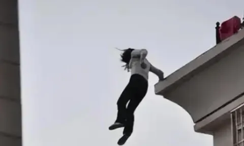 Đắng nghẹn nội dung thư tuyệt mệnh trên tờ giấy kiểm tra của nữ sinh lớp 12 học giỏi nhất trường bỗng gieo mình từ tầng cao