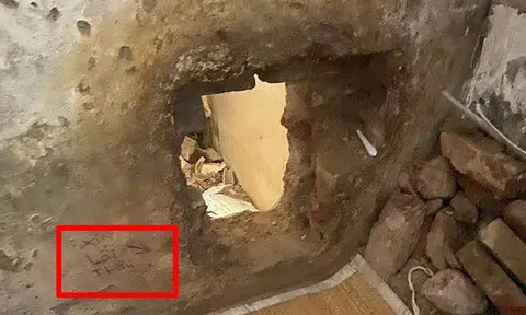 Dòng chữ gây chú ý còn sót lại nơi hiện trường hai phạm nhân khoét tường trốn trại