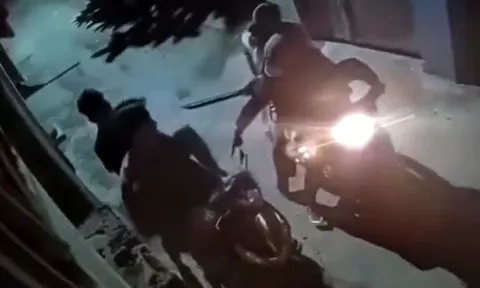 Clip: Cận cảnh pha cướp đêm nhanh như chảo chớp, 3 ép 2 đưa tiền rồi hung hăng lục đồ và cái kết bất ngờ