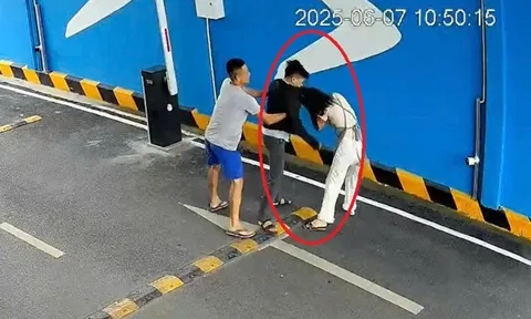 Công an lấy lời khai người đàn ông tấn công vợ cũ ngay tại chỗ làm