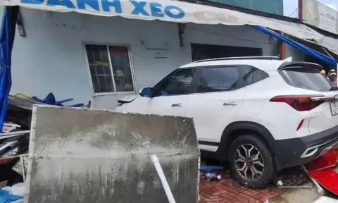 Clip: Hãi hùng khoảnh khắc ô tô tông xe máy rồi lao thẳng vào tiệm bánh xèo khiến 1 người tử vong