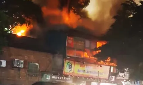 Những bức ảnh ghi nhận hiện trường cháy quán lẩu nướng ở Hà Nội khiến ai cũng hãi hùng