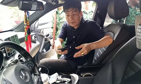 Hé lộ điều bí ẩn gây choáng trong ô tô hạng sang của người đàn ông định "chuồn" qua biên giới