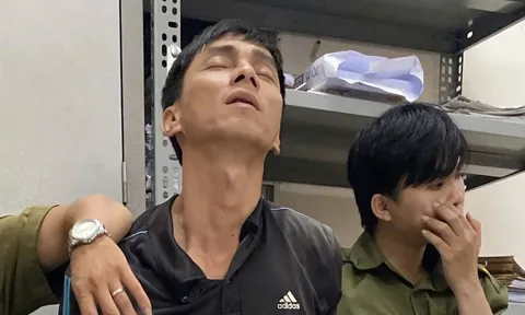 Clip: Giả vờ mua nhẫn rồi cướp vàng bỏ chạy, pha quay xe của khách khiến ông chủ tiệm khiếp vía