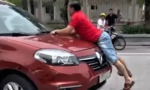 Thông tin bất ngờ vụ người đàn ông bám vào capo ô tô chạy giữa phố