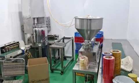 Phát hiện hành động bất thường của người gia công sản phẩm trong kho mỹ phẩm giả "khủng"