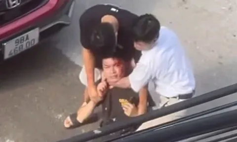 "Có biết tao là ai không" - người đàn ông lớn tuổi vừa nói vừa đánh thanh niên chảy máu đầu