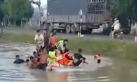 13 người rơi xuống mương nước và cảnh giải cứu nghẹt thở như phim