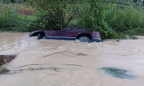 Ô tô chở 5 người bị lũ cuốn trôi: Tình hình hiện tại của các nạn nhân ra sao?
