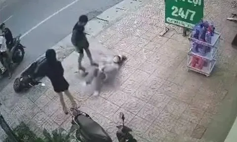 Nam thanh niên quật ngã 2 cô gái đầy thô bạo giữa đường là ai?