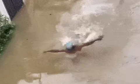 Nhiều phố ở Thái Nguyên ngập như sông, thầy giáo "tung tăng" bơi lội