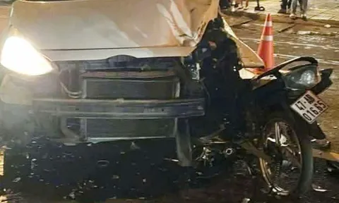 Bất ngờ tông dính chặt vào ôtô, hai học sinh thiệt mạng thương tâm