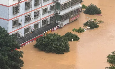 Chùm ảnh: Nhiều nơi ở Quý Châu, Trung Quốc bị nhấn chìm trong bùn đất, 6 người thiệt mạng