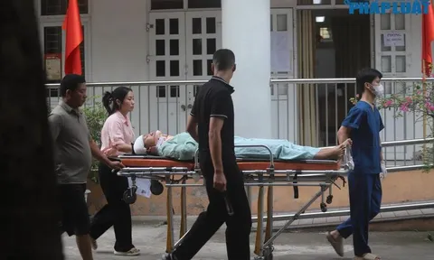 Nam sinh gặp nạn phải đến điểm thi bằng xe cáng, nỗi lo về ước mơ dang dở khiến nhiều người xót xa