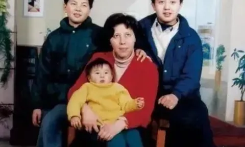 Mẹ đơn thân không trả học phí, bắt con nghỉ học đi làm, 20 năm sau nhìn đứa trẻ ai cũng tấm tắc khen người mẹ