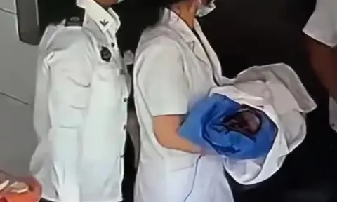 Thấy khó chịu ở bụng sau bữa trưa, tưởng bị đau dạ dày, đến viện khám thì vỡ ối, sinh con