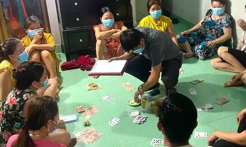 Trưởng phòng Bảo hiểm khu vực I đánh bạc với 9 phụ nữ: Hiện trường có gì?